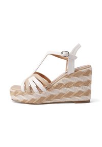 Sandali con zeppa bianchi e beige, dotati di una piattaforma tessuta e strutturata, con più cinturini e una fibbia alla caviglia per la regolazione.