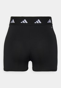 Mustat urheilushortsit, jotka on valmistettu joustavasta materiaalista. Niissä on leveä musta vyötärönauha, jossa on valkoisia kolmiomaisia logo-yksityiskohtia. Pintamateriaali on sileä ja muotoilu istuva.