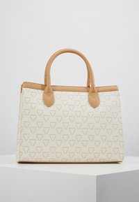 Beige handväska med präglat logomönster, slät textur, bruna läderhandtag och detaljer, strukturerad form samt dragkedjestängning.