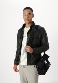 Marimekko VEISTO UNIKKO PLACEMENT UNISEX - T-shirt med print - off-white/green/grey