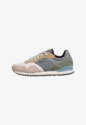 Herren-Sneaker in Beige, Grau und Grün. Kombination aus Wildleder und Mesh mit Schnürdesign und Gummisohle. Auffälliges Branding an der Seite.
