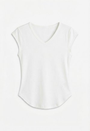 Camiseta blanca acanalada de manga corta con escote en V y dobladillo curvado, colocada plana sobre un fondo blanco liso.