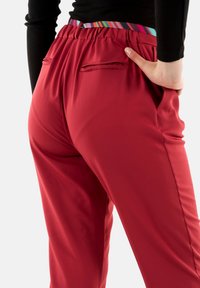 PLEASE Pantaloni - rouge