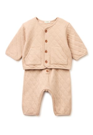 Beige doorgestikt tweedelig babyoutfit met lange mouwen, knopen aan de voorkant, twee voorzakken op het bovenstuk en bijpassende broek met een knoop aan de taille.
