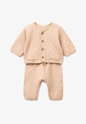 Ensemble bébé beige matelassé en deux pièces avec manches longues, boutons sur le devant, deux poches avant sur le haut, et pantalon assorti avec un bouton à la taille.
