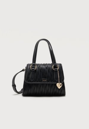 Borsa a mano in pelle nera texturizzata con doppi manici, anelli dorati, targhetta con logo Hugo, tracolla regolabile e ciondolo dorato a forma di cuore.