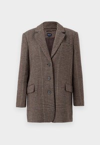 Brun og beige hounds-tooth plaid blazer med tre knapper, to frontlommer med klaff og en notched krage, hengende mot en hvit bakgrunn.