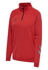 Rød kvart-zip sweatshirt med tekstureret krop, sort lynlås og logo. Har mesh-detaljer på ærmerne og grå chevronmønstre ved manchetterne.