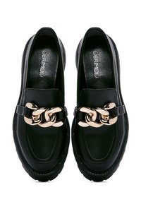 Zwarte loafers met een gladde leren afwerking, voorzien van een gouden kettingaccent aan de voorkant en een chunky zool voor extra hoogte.