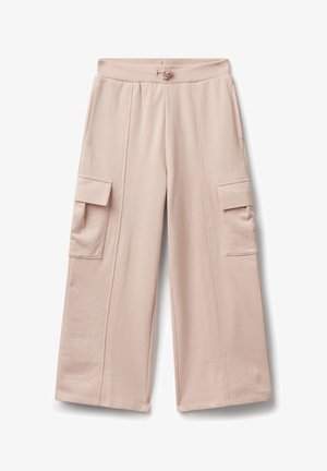 Jasnoróżowe spodnie typu wide-leg z kieszeniami cargo po bokach i elastycznym paskiem na sznurki, wykonane z miękkiego materiału.