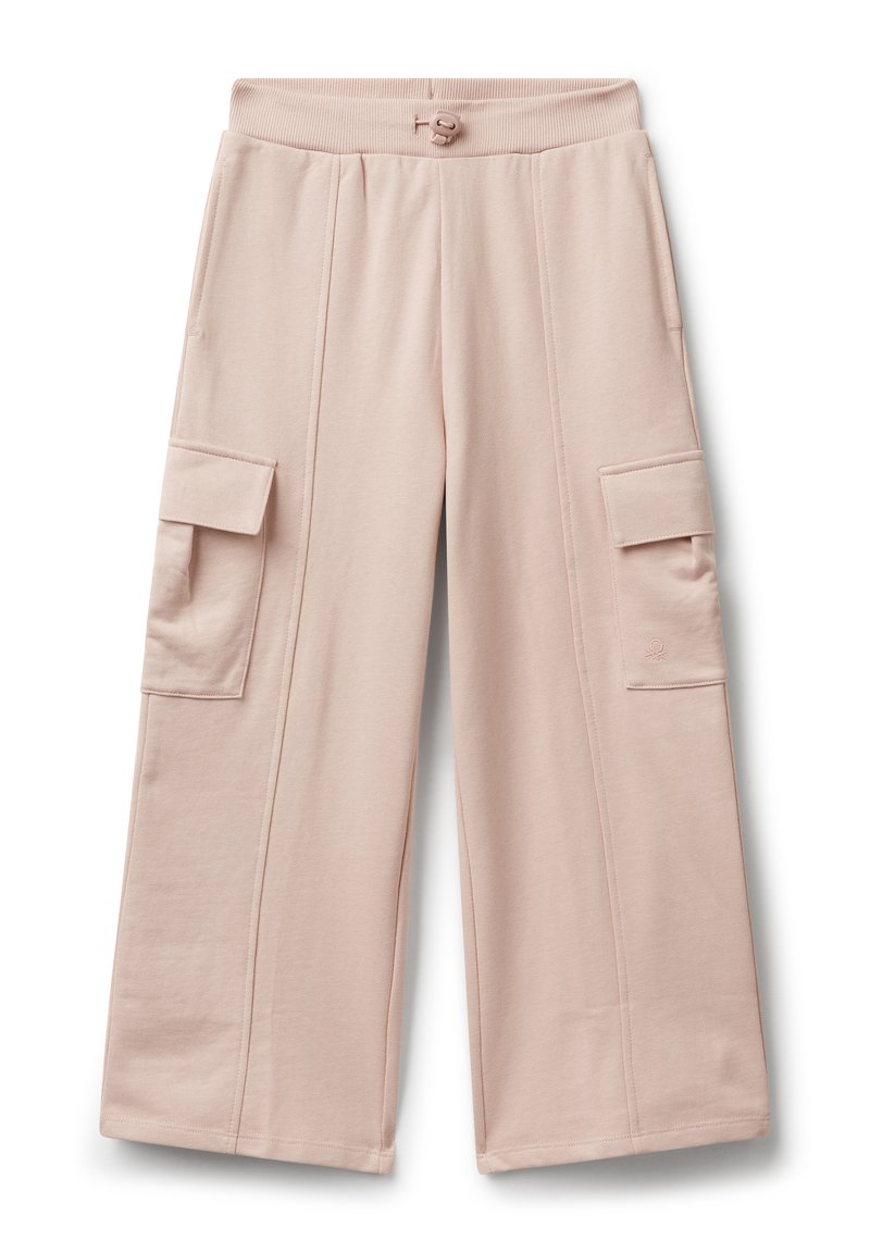 Světle růžové široké kalhoty s cargo kapsami na bocích a páskem na stažení, vyrobené z měkké látky.