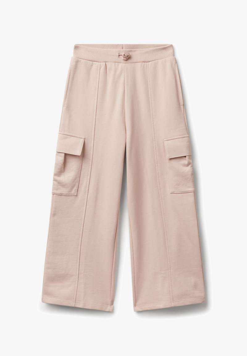 Světle růžové široké kalhoty s cargo kapsami na bocích a páskem na stažení, vyrobené z měkké látky.