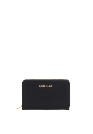 Cartera negra hecha de un material suave con un logo dorado, de forma rectangular y con cierre de cremallera. Presenta un diseño minimalista y sin patrones.