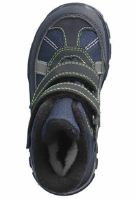 Botín infantil azul marino con dos tiras de Velcro negras, tejido texturizado, costuras verdes y un forro interior suave. Suela de goma y punta redondeada.
