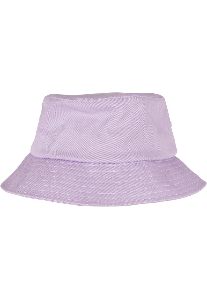 Cappello a secchiello viola chiaro realizzato in tessuto morbido, con una larga visiera inclinata e una corona strutturata con dettagli cuciti lungo il bordo.