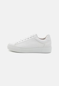 Weiße Leder-Sneaker mit glatter Oberfläche, abgerundeter Zehenpartie und Schnürdesign. Verfügt über eine strukturierte Sohle und eine flache, niedrige Ferse.