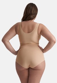 Completo da bagno nudo composto da un top aderente e da costumi a vita alta. Tessuto morbido e elasticizzato con spalline larghe per un supporto ottimale.