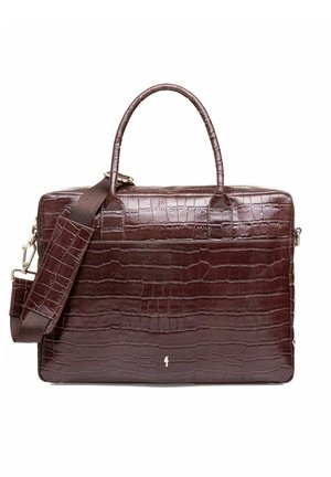Ciemnobrązowa skórzana teczka o fakturze krokodyla, z dwoma górnymi uchwytami oraz regulowanym paskiem na ramię z dopasowaną skórzaną poduszką.