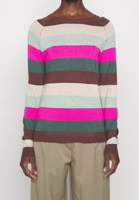 Randig tröja i rosa, brunt, grönt och ljusblått. Tillverkad av stickad tyg med vid halsringning och ribbade ärmslut.