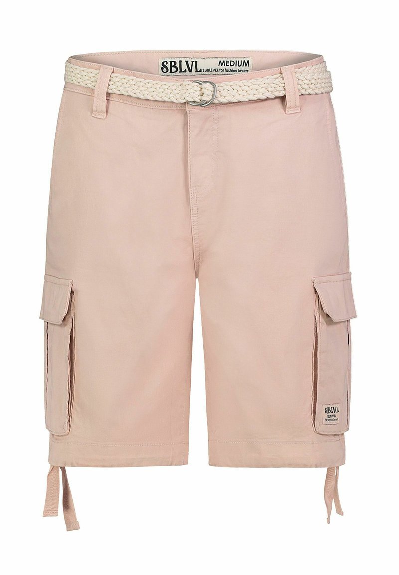Helle rosa Cargo-Shorts mit einem geflochtenen weißen Gürtel, ausgestattet mit zwei Seitentaschen und verstellbaren Bindebändern am Saum. Baumwollstoff.