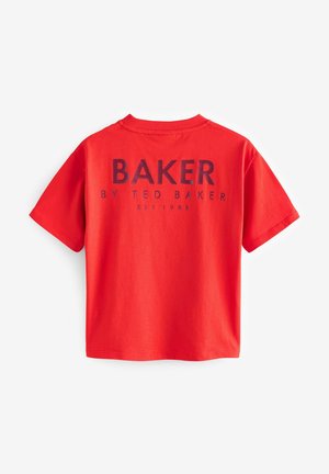 Rotes Baumwoll-T-Shirt mit kurzen Ärmeln, Rundhalsausschnitt und einem großen schwarzen Textdruck auf dem Rücken mit der Aufschrift "BAKER BY TED BAKER EST.1988."