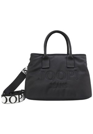 Schwarze JOOP! Jeans Handtasche mit zwei Griffen und abnehmbarem, schwarz-weißem Schulterriemen, der den Markennamen in großen Buchstaben zeigt.