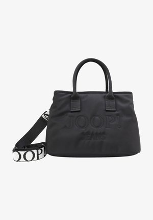 Musta JOOP! Jeans -käsilaukku, jossa on kaksi kahvaa ja irrotettava mustavalkoinen olkahihna, jossa on brändin nimi suurilla kirjaimilla.