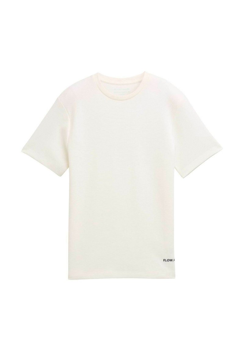 Lichtcrème t-shirt met korte mouwen en ronde halslijn, van textuurstof, met subtiele "FLOW A" tekst rechtsonder.