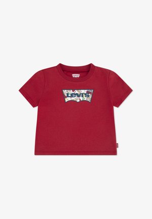 Tricou roșu din bumbac cu mâneci scurte. Are un patch multicolor cu logo-ul Levi's pe partea din față, într-o formă clasică de diamant.