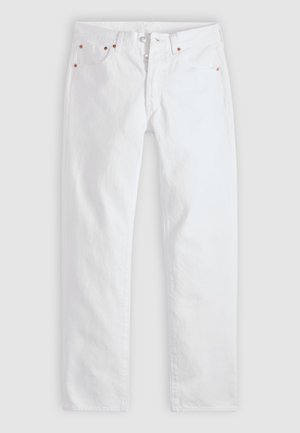 Vaqueros blancos para hombre de pierna recta con cierre de botones, cinco bolsillos y detalles de remaches de cobre sobre un fondo gris claro.