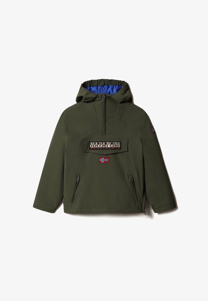 Veste à capuche vert olive avec doublure intérieure bleue, poche zippée à l'avant, deux poches latérales zippées, logo Napapijri et un écusson du drapeau norvégien.