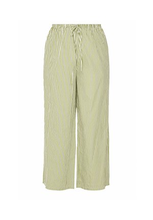 Lichtgroene en witte verticale gestreepte losse broek met elastische tailleband en sluiting met koordje aan de voorkant.