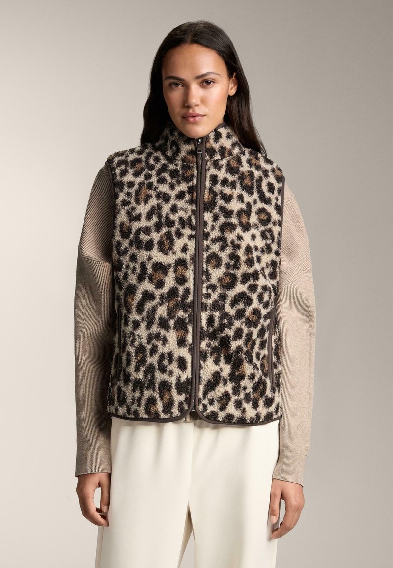 Veste sans manches en polaire imprimé animal, avec un col haut, une fermeture éclair à l'avant, des tons beige et marron, et une surface douce et texturée.