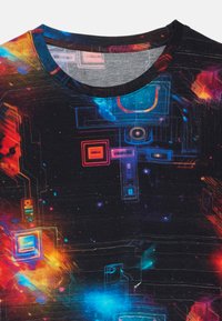Koszulka z kolorowym, futurystycznym wzorem cyfrowego obwodu w odcieniach niebieskiego, czerwonego, pomarańczowego i fioletowego na czarnym tle.