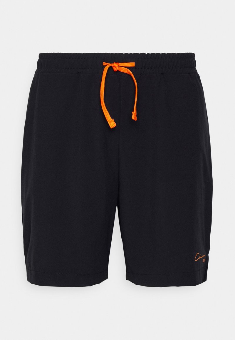 Shorts noirs décontractés avec une taille élastique et un cordon de serrage orange vif, avec un petit logo orange sur la jambe gauche près de l’ourlet.