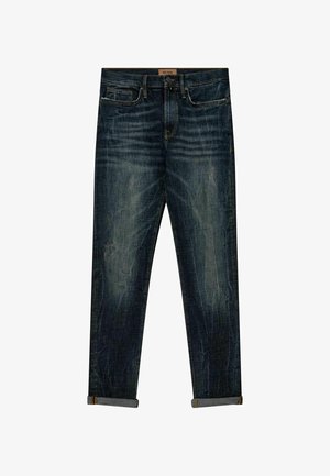 Jeans de mezclilla de color azul oscuro con un aspecto deslavado y desgastado, con un diseño de pierna recta y puños enrollados. Incluye bolsillos frontales y una cinturilla.