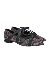 Zapatos planos con parte superior de estampado de leopardo en tonos rosa y negro, con tiras de cuero negro y un pequeño tacón angular.