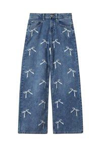 Džíny s širokými nohavicami v stredne modrej farbe s roztrúsenými svetlomodrými ilustráciami mašlí. Obsahujú tradičné vrecká a zapínanie na gombík.