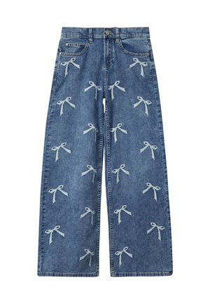 Weite Denim-Jeans in mittelblau mit verstreuten hellblauen Schleifenillustrationen. Verfügt über traditionelle Taschen und einen Knopfverschluss.