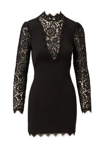 Černé šaty s dlouhými krajkovými rukávy, vysokým límcem a hlubokým V-říznutým krajkovým vsazením. Lem je zdoben krajkovým okrajem se zvlněným vzorem.
