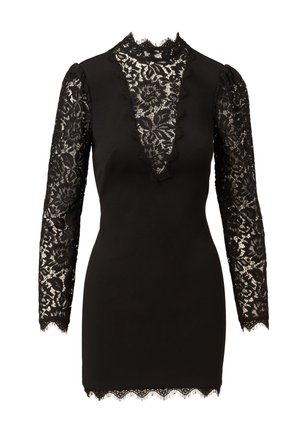 Czarna sukienka z długimi koronkowymi rękawami, wysokim kołnierzem i głębokim, koronkowym wcięciem w kształcie litery V. Dół sukienki zakończony jest koronką z wykończeniem w postaci falistego brzegu.