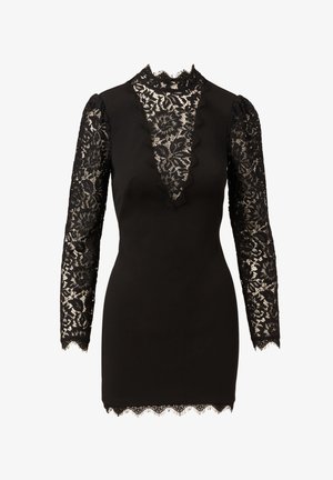 Robe noire avec manches longues en dentelle, col montant et empiècement en dentelle en forme de V profond. L'ourlet est orné d'un bord en dentelle festonnée.