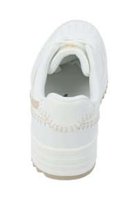 Zapatilla blanca con parte superior texturizada, con acentos cosidos y un cuello acolchado. Suela de goma en un beige claro que proporciona tracción.