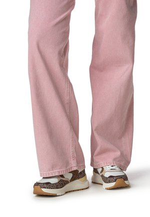Pantaloni di jeans rosa a vestibilità ampia e gambe dritte, abbinati a sneaker marroni e bianche con texture multiple e suola carrarmato.
