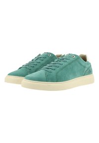 Teal suède sneakers met een taps toelopende silhouette, Crème rubberen zolen en platte veters. Heeft stiksels als accent en een logo op de hiel.