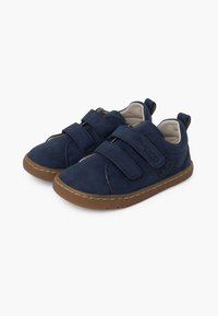 Pantofi din țesătură albastru marin cu două benzi velcro, vârf rotund, talpă din cauciuc maro în contrast și detalii reliefate pe lateral.