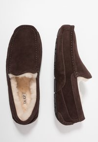 UGG ASCOT - Chinelos - brown