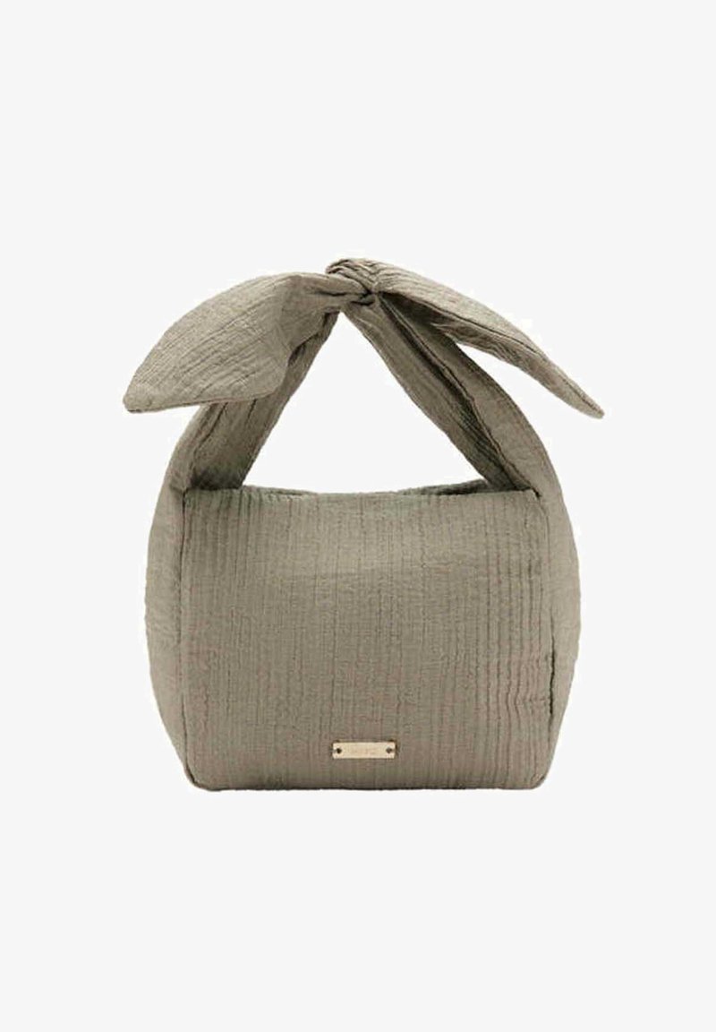 Sac à main en tissu gris doux avec un corps carré et une poignée nouée torsadée sur le dessus, sur fond blanc.