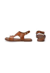 Bruine leren sandalen met een open teenontwerp, uitsparingen en een verstelbare gespsluiting. Platte zool met een gladde textuur.