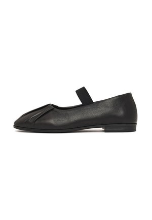 Scarpa piatta in pelle nera con punta arrotondata, dettaglio plissettato e fascia elastica sulla parte superiore, vista laterale su sfondo bianco.